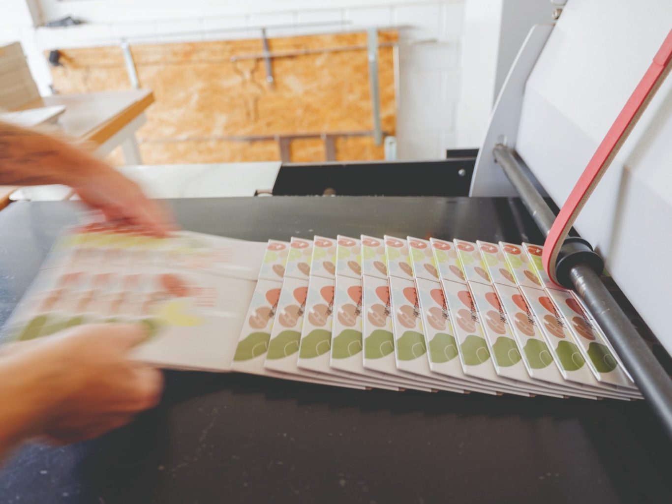 Faltschachtel mit Automatikboden in Faltstraße Modernste Produktionsverfahren für effiziente und genaue Fertigungen. Made in Germany