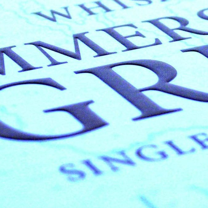 Wir bieten verschiedenste Veredelungen an wie z.B. Goldfolienprägung, Heißfolienprägung, Lacke, uvm.