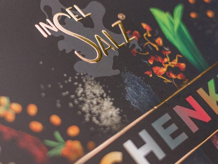 Goldfolienprägung Wir bieten eine Vielzahl an Veredelungen an, wie z.B. Spot- & Relieflack, Heißfolie, Cellophanieren, Prägen, uvm.